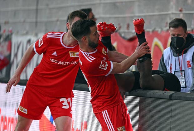 Sport Themen der Woche KW15 17.04.2022, xkvx, Fussball 1.Bundesliga, Union Berlin - Eintracht Frankfurt emspor, v.l. Ragnar Ache (Eintracht Frankfurt) faellt ueber die Bande Kurios Robin Knoche (1. FC Union Berlin) Niko Giesselmann (1. FC Union Berlin) helfen ihm (DFL DFB REGULATIONS PROHIBIT ANY USE OF PHOTOGRAPHS as IMAGE SEQUENCES and or QUASI-VIDEO) Berlin *** 17 04 2022, xkvx, football 1 Bundesliga, Union Berlin Eintracht Frankfurt emspor, v l Ragnar Ache Eintracht Frankfurt falls over the rail Curious Robin Knoche 1 FC Union Berlin Niko Giesselmann 1 FC Union Berlin help him DFL DFB REGULATES PROHIBIT ANY USE OF PHOTOGRAPHS as IMAGE SEQUENCES and or QUASI VIDEO Berlin