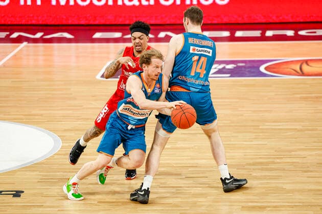 Center 06 Per Günther ratiopharm Ulm left Justin Robinson Brose Bamberg, 12 right 14 Philipp Herkenhoff ratiopharm Ulm Brose Bamberg ratiopharm Ulm easyCredit BBL Basketball Bundesliga Saison 2021 22 Spieltag 31, 17 04 2022 Bamberg, Brose Arena Foto Daniel Löb Loeb Copyright: DanielxLöb