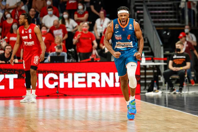 Cheers 04 Jaron Blossomgame ratiopharm Ulm Brose Bamberg ratiopharm Ulm easyCredit BBL Basketball Bundesliga season 2021 22 matchday 31, 17 04 2022 Bamberg, Brose Arena photo Daniel Löb Loeb Copyright: DanielxLöb