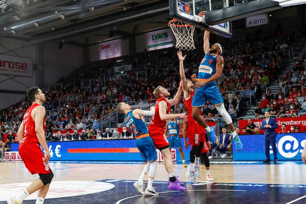 Dunking 04 Jaron Blossomgame ratiopharm Ulm right Brose Bamberg ratiopharm Ulm easyCredit BBL Basketball Bundesliga season 2021 22 matchday 31, 17 04 2022 Bamberg, Brose Arena photo Daniel Löb Loeb Copyright: DanielxLöb