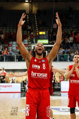 Cheers Akil Mitchell Brose Bamberg, 08 Brose Bamberg ratiopharm Ulm easyCredit BBL Basketball Bundesliga Season 2021 22 Matchday 31, 17 04 2022 Bamberg, Brose Arena Photo Daniel Löb Loeb Copyright: DanielxLöb