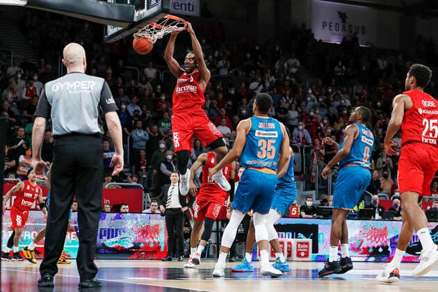 left Akil Mitchell Brose Bamberg, 08 right 35 Karim Jallow ratiopharm Ulm Brose Bamberg ratiopharm Ulm easyCredit BBL Basketball Bundesliga Saison 2021 22 Spieltag 31, 17 04 2022 Bamberg, Brose Arena Foto Daniel Löb Loeb Copyright: DanielxLöb