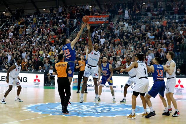 17 04 2022, easyCredit Basketball Bundesliga, BBL, season 2021 2022, men, Syntainics MBC Chemnitz Niners Goran Huskic, Syntainics MBC, Darion Atkins, Niners Chemnitz Leipzig QUARTERBACK Real Estate ARENA Saxony Germany