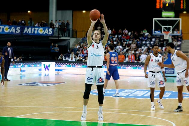 17 04 2022, easyCredit Basketball Bundesliga, BBL, season 2021 2022, men, Syntainics MBC Chemnitz Niners Malte Ziegenhagen, Niners Chemnitz shooting free throw Leipzig QUARTERBACK real estate ARENA Saxony Germany