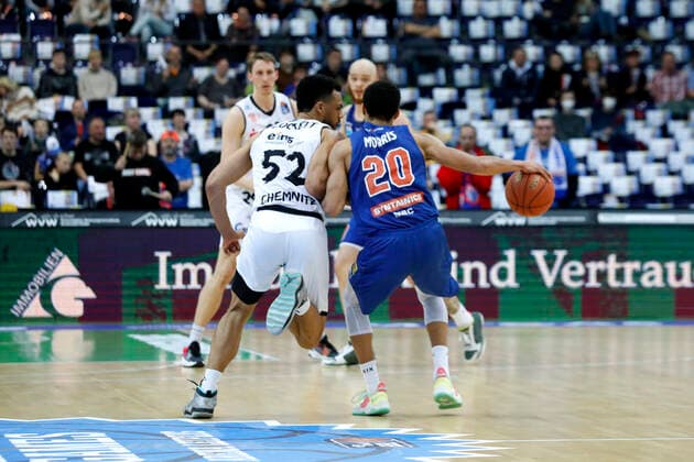 17 04 2022, easyCredit Basketball Bundesliga, BBL, season 2021 2022, men, Syntainics MBC Chemnitz Niners Jamel Morris, Syntainics MBC, Trent Lockett, Niners Chemnitz Leipzig QUARTERBACK Real Estate ARENA Saxony Germany
