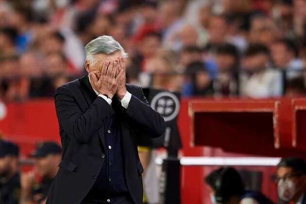 Sport Themen der Woche KW15 Sport Bilder des Tages Sevilla FC v Real Madrid CF - La Liga Santander Carlo Ancelotti head coach of Real Madrid reacts during the LaLiga Santander match between Sevilla FC and Real Madrid CF at Estadio Ramon Sanchez Pizjuan on April 17, 2022 in Seville, Spain. Seville Spain  Copyright: xJosexBretonx originalFilename:breton-sevillaf220417_npDPV.jpg