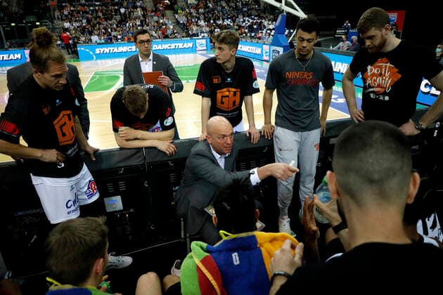17 04 2022, easyCredit Basketball Bundesliga, BBL, season 2021 2022, men, Syntainics MBC Chemnitz Niners Rodrigo Pastore Headcoach , Niners Chemnitz talking with players Leipzig QUARTERBACK Real Estate ARENA Saxony Germany