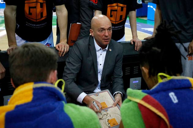 17 04 2022, easyCredit Basketball Bundesliga, BBL, season 2021 2022, men, Syntainics MBC Chemnitz Niners Rodrigo Pastore Headcoach , Niners Chemnitz talking with players Leipzig QUARTERBACK Real Estate ARENA Saxony Germany