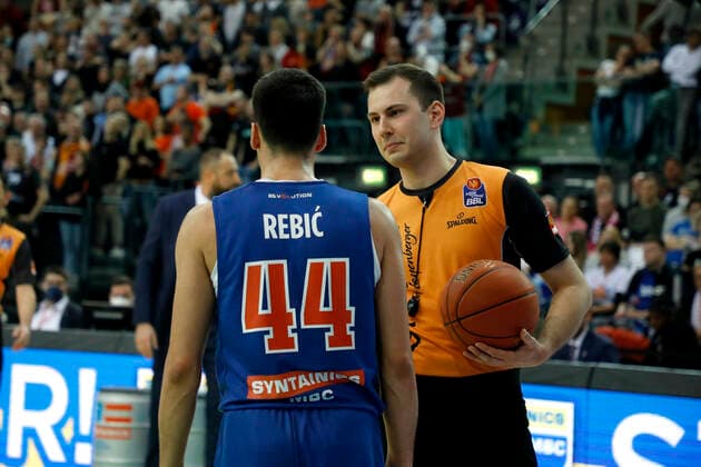 17 04 2022, easyCredit Basketball Bundesliga, BBL, season 2021 2022, men, Syntainics MBC Chemnitz Niners Nikola Rebic, Syntainics MBC in conversation with the referee Leipzig QUARTERBACK real estate ARENA Saxony Germany