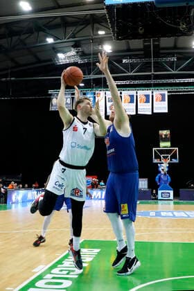 17 04 2022, easyCredit Basketball Bundesliga, BBL, season 2021 2022, men, Syntainics MBC Chemnitz Niners Jonas Richter, Niners Chemnitz, John Bryant, Syntainics MBC Leipzig QUARTERBACK Real Estate ARENA Saxony Germany