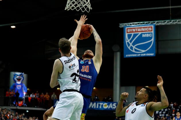 17 04 2022, easyCredit Basketball Bundesliga, BBL, season 2021 2022, men, Syntainics MBC Chemnitz Niners Reggie Upshaw, Syntainics MBC, Mindaugas Susinskas, Niners Chemnitz Leipzig QUARTERBACK Real Estate ARENA Saxony Germany