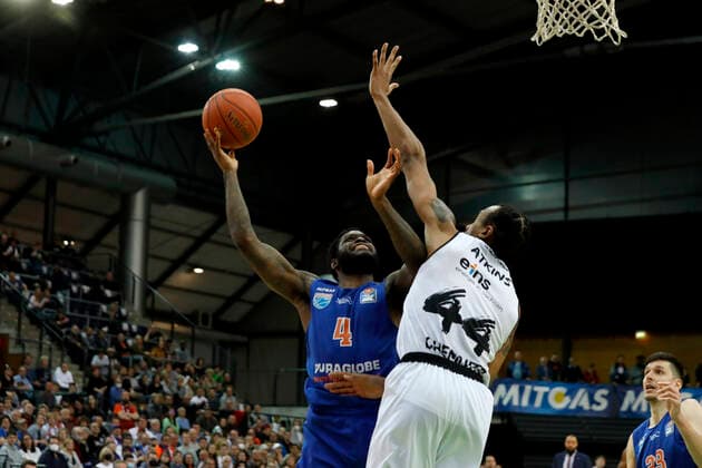 17 04 2022, easyCredit Basketball Bundesliga, BBL, season 2021 2022, men, Syntainics MBC Chemnitz Niners Albert Jay English, Syntainics MBC, Darion Atkins, Niners Chemnitz Leipzig QUARTERBACK Real Estate ARENA Saxony Germany