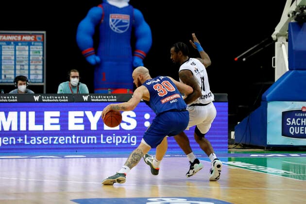 17 04 2022, easyCredit Basketball Bundesliga, BBL, season 2021 2022, men, Syntainics MBC Chemnitz Niners Reggie Upshaw, Syntainics MBC, Isiaha Mike, Niners Chemnitz Leipzig QUARTERBACK Real Estate ARENA Saxony Germany