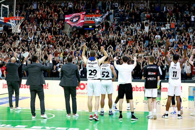 17 04 2022, easyCredit Basketball Bundesliga, BBL, season 2021 2022, men, Syntainics MBC Chemnitz Niners Chemnitz fans applaud the team after the victory Leipzig QUARTERBACK Real Estate ARENA Saxony Germany