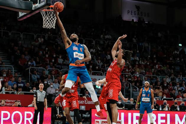 Left 05 Sean Evans ratiopharm Ulm Right Akil Mitchell Brose Bamberg, 08 Brose Bamberg ratiopharm Ulm easyCredit BBL Basketball Bundesliga Saison 2021 22 Spieltag 31, 17 04 2022 Bamberg, Brose Arena Foto Daniel Löb Loeb Copyright: DanielxLöb