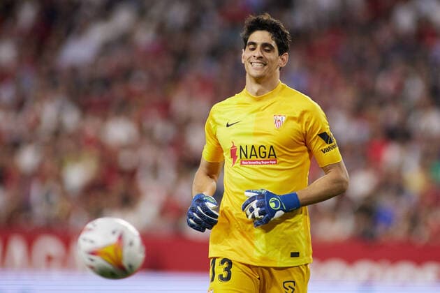 April 17, 2022, SEVILLA, SEVILLA, SPAIN: Yassine Bounou Bono of Sevilla FC gestures during the spanish league, La Liga Santander, football match played between Sevilla FC and Real Madrid at Ramon Sanchez-Pizjuan stadium on Aprilr 17, 2022, in Sevilla, Spain. SEVILLA SPAIN - ZUMAa181 20220417_zaa_a181_099 Copyright: xJoaquinxCorcherox