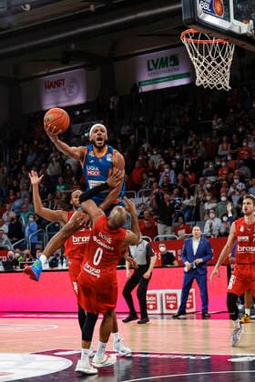 Top 04 Jaron Blossomgame ratiopharm Ulm Bottom Chris Dowe Brose Bamberg, 00 Brose Bamberg ratiopharm Ulm easyCredit BBL Basketball Bundesliga Saison 2021 22 Spieltag 31, 17 04 2022 Bamberg, Brose Arena Foto Daniel Löb Loeb Copyright: DanielxLöb