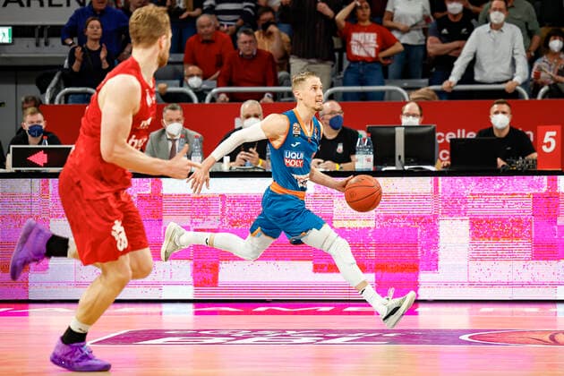 Right 22 Thomas Klepeisz ratiopharm Ulm Left Christian Sengfelder Brose Bamberg, 43 Brose Bamberg ratiopharm Ulm easyCredit BBL Basketball Bundesliga Saison 2021 22 Spieltag 31, 17 04 2022 Bamberg, Brose Arena Foto Daniel Löb Loeb Copyright: DanielxLöb