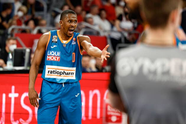 Mottles with his teammates 00 Semaj Christon ratiopharm Ulm Brose Bamberg ratiopharm Ulm easyCredit BBL Basketball Bundesliga Saison 2021 22 Spieltag 31, 17 04 2022 Bamberg, Brose Arena Foto Daniel Löb Loeb Copyright: DanielxLöb