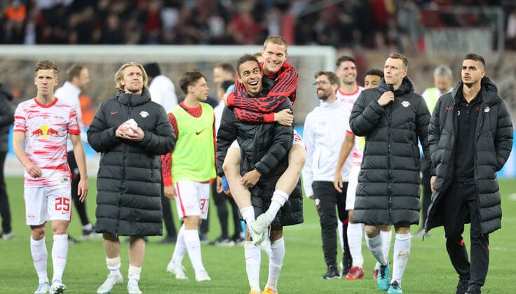 Sport Themen der Woche KW15 Sport Bilder des Tages Leverkusen, Deutschland, 17.04.2022, 1. Bundesliga, 30. Spieltag, Bayer 04 Leverkusen - RB Leipzig, Yussuf Poulsen (Leipzig) trägt Marcel Halstenberg (Leipzig) nach dem Spiel Huckepack. DFL REGULATIONS PROHIBIT ANY USE OF PHOTOGRAPHS AS IMAGE SEQUENCES AND OR QUASI-VIDEO *** Leverkusen, Germany, 17 04 2022, 1 Bundesliga, Matchday 30, Bayer 04 Leverkusen RB Leipzig, Yussuf Poulsen Leipzig carries Marcel Halstenberg Leipzig piggyback after the match DFL REGULATES PROHIBIT ANY USE OF PHOTOGRAPHS AS IMAGE SEQUENCES AND OR QUASI VIDEO