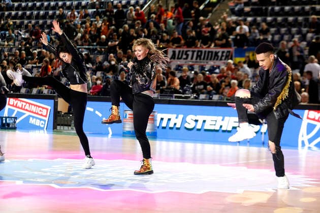 17 04 2022, easyCredit Basketball Bundesliga, BBL, season 2021 2022, men, Syntainics MBC Chemnitz Niners Edith Stehfest, pre game and halftime show act Leipzig QUARTERBACK real estate ARENA Saxony Germany