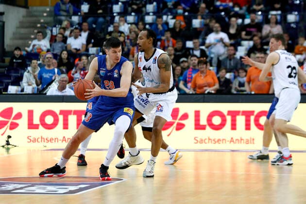 17 04 2022, easyCredit Basketball Bundesliga, BBL, season 2021 2022, men, Syntainics MBC Chemnitz Niners Goran Huskic, Syntainics MBC, Darion Atkins, Niners Chemnitz Leipzig QUARTERBACK Real Estate ARENA Saxony Germany