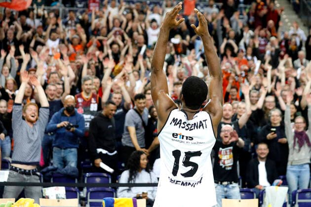 17 04 2022, easyCredit Basketball Bundesliga, BBL, season 2021 2022, men, Syntainics MBC Chemnitz Niners Frantz Massenat, Niners Chemnitz cheers with fans Leipzig QUARTERBACK real estate ARENA Saxony Germany