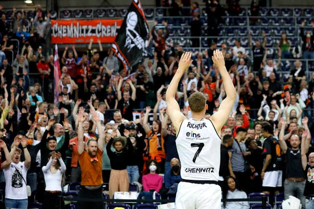 17 04 2022, easyCredit Basketball Bundesliga, BBL, season 2021 2022, men, Syntainics MBC Chemnitz Niners Jonas Richter, Niners Chemnitz cheers with fans Leipzig QUARTERBACK real estate ARENA Saxony Germany