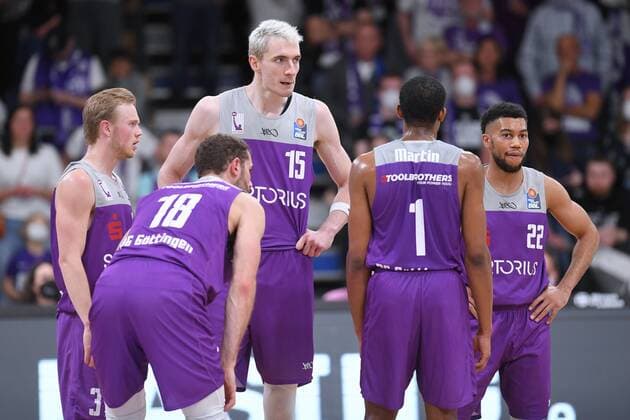 Team of BG Harald Frey BG Goettingen , Harper Kamp NR 18 , Philipp Hartwich, Jeremiah Martin NR 1 , Stephen Brown Jr L R , Basketball, Bundesliga, BBL, BG Goettingen Alba Berlin, 17 04 2022, BG Goettingen Alba Berlin, Basketball, Bundesliga, GER, BBL, 17 04 2022 Goettingen Copyright: xEibner-Pressefotox-xRolandxSippelx