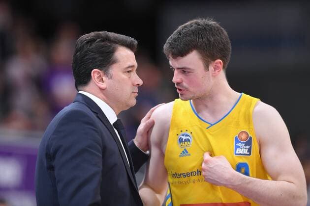 Israel Gonzelez Head Coach, Coach Alba Berlin and Jonas Mattisseck R , Basketball, Bundesliga, BBL, BG Goettingen Alba Berlin, 17 04 2022, BG Goettingen Alba Berlin, Basketball, Bundesliga, GER, BBL, 17 04 2022 Goettingen Copyright: xEibner-Pressefotox-xRolandxSippelx