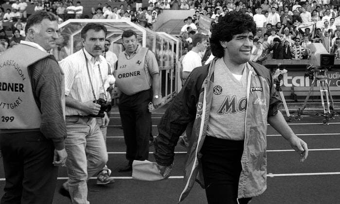 17.05.89 VfB Stuttgart - SSC Neapel Deutschland, Stuttgart, 17.05.1989, Fussball, UEFA Cup Finale, Rückspiel, VfB Stuttgart - SSC Neapel (3:3): v.l. Fotograf Herbert Rudel, Diego Maradona (SSC Neapel). *** 17 05 89 VfB Stuttgart SSC Napoli Germany, Stuttgart, 17 05 1989, football, UEFA Cup final, second leg, VfB Stuttgart SSC Napoli 3 3 v l photographer Herbert Rudel, Diego Maradona SSC Napoli