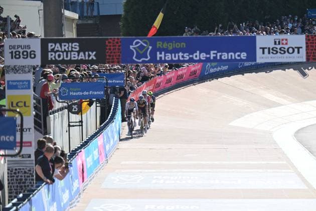 17-04-2022 Paris - Roubaix; 2022, Bahrain - Victorious; Mohoric, Matej; Van Aert, Wout; Roubaix; 