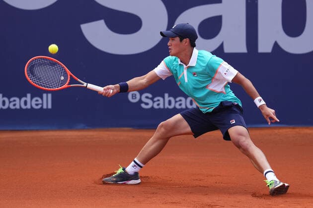 ESP: Barcelona Open Banc, Condfe de Godo Trophy Soonwooi Kwon during the match of Barcelona Open Banc Sabadell, Conde de Godo Trophy between Soonwooi Kwon and Benoit Pairee played at Real Club de Tenis Barccelona on April 18, 2022 in Barcelona, Spain. kpmg Copyright: xBaguxBlancox xxPRESSINPHOTOtx DSC09371