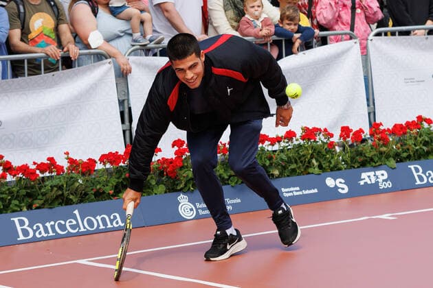 April 18, 2022, Barcelona, Barcelona, Spain: Carlos Alcaraz during the photo oportunity exhibition between Carlos Alcaraz and Felix Auger Aliassime at Passeig de Gracia in Barcelona, Spain. Barcelona Spain - ZUMAd159 20220418_zia_d159_006 Copyright: xDavidxRamirezx