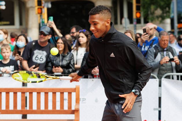 April 18, 2022, Barcelona, Barcelona, Spain: Felix Auger Aliassime during the photo oportunity exhibition between Carlos Alcaraz and Felix Auger Aliassime at Passeig de Gracia in Barcelona, Spain. Barcelona Spain - ZUMAd159 20220418_zia_d159_012 Copyright: xDavidxRamirezx