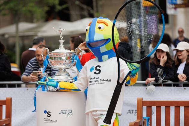 April 18, 2022, Barcelona, Barcelona, Spain: Mascot during the photo oportunity exhibition between Carlos Alcaraz and Felix Auger Aliassime at Passeig de Gracia in Barcelona, Spain. Barcelona Spain - ZUMAd159 20220418_zia_d159_001 Copyright: xDavidxRamirezx