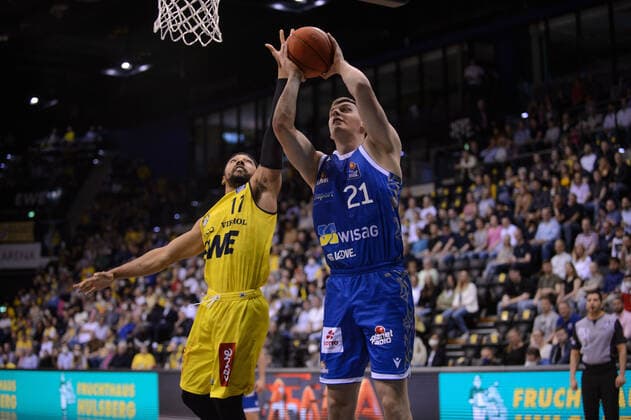 Lorenz Brenneke 21 Fraport Skyliners vs Phil Pressey 11 EWE Baskets Oldenburg during the game EWE Baskets Oldenburg vs Fraport Skyliners Frankfurt Basketball, BBL, 2021 2022 season, 31 match day, 18 04 2022 Copyright xErikxHillmer EIBNERx EP EHR EWE Baskets Oldenburg vs Fraport Skyliners Frankfurt Basketball, BBL, 2021 2022 season, 31 match day, 18 04 2022 Oldenburg Copyright: xErikxHillmer EIBNERx EP_EHR