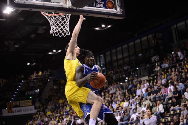 Will Cherry 29 Fraport Skyliners vs Alen Pjanic 35 EWE Baskets Oldenburg during the game EWE Baskets Oldenburg vs Fraport Skyliners Frankfurt Basketball, BBL, 2021 2022 season, 31 match day, 18 04 2022 Copyright xErikxHillmer EIBNERx EP EHR EWE Baskets Oldenburg vs Fraport Skyliners Frankfurt Basketball, BBL, 2021 2022 season, 31 match day, 18 04 2022 Oldenburg Copyright: xErikxHillmer EIBNERx EP_EHR