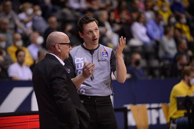 Luca Dalmonte coach Fraport Skyliners and Martin Matip referee at the game EWE Baskets Oldenburg vs Fraport Skyliners Frankfurt Basketball, BBL, season 2021 2022, 31 match day, 18 04 2022 Copyright xErikxHillmer EIBNERx EP EHR EWE Baskets Oldenburg vs Fraport Skyliners Frankfurt Basketball, BBL, season 2021 2022, 31 match day, 18 04 2022 Oldenburg Copyright: xErikxHillmer EIBNERx EP_EHR