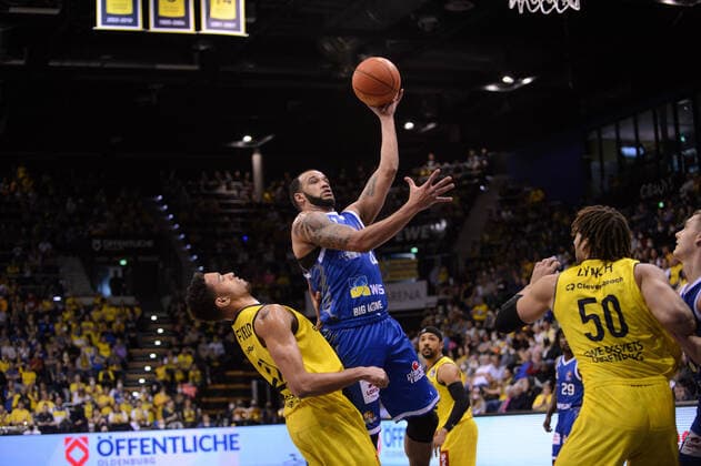 Rasheed Moore 20 Fraport Skyliners and TJ Holyfield 22 EWE Baskets Oldenburg during the game EWE Baskets Oldenburg vs Fraport Skyliners Frankfurt Basketball, BBL, 2021 2022 season, 31 match day, 18 04 2022 Copyright xErikxHillmer EIBNERx EP EHR EWE Baskets Oldenburg vs Fraport Skyliners Frankfurt Basketball, BBL, 2021 2022 season, 31 match day, 18 04 2022 Oldenburg Copyright: xErikxHillmer EIBNERx EP_EHR