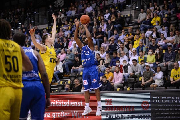 Quantez Robertson 23 Fraport Skyliners vs Alen Pjanic 35 EWE Baskets Oldenburg during the game EWE Baskets Oldenburg vs Fraport Skyliners Frankfurt Basketball, BBL, season 2021 2022, 31 match day, 18 04 2022 Copyright xErikxHillmer EIBNERx EP EHR EWE Baskets Oldenburg vs Fraport Skyliners Frankfurt Basketball, BBL, season 2021 2022, 31 match day, 18 04 2022 Oldenburg Copyright: xErikxHillmer EIBNERx EP_EHR