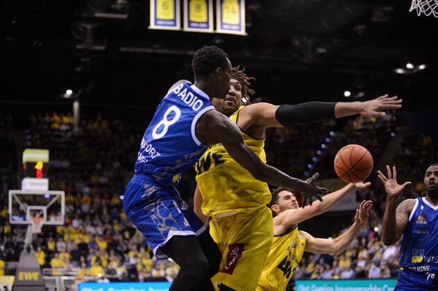 Brancou Badio 8 Fraport Skyliners vs Reggie Lynch 50 EWE Baskets Oldenburg during the game EWE Baskets Oldenburg vs Fraport Skyliners Frankfurt Basketball, BBL, season 2021 2022, 31 match day, 18 04 2022 Copyright xErikxHillmer EIBNERx EP EHR EWE Baskets Oldenburg vs Fraport Skyliners Frankfurt Basketball, BBL, season 2021 2022, 31 match day, 18 04 2022 Oldenburg Copyright: xErikxHillmer EIBNERx EP_EHR