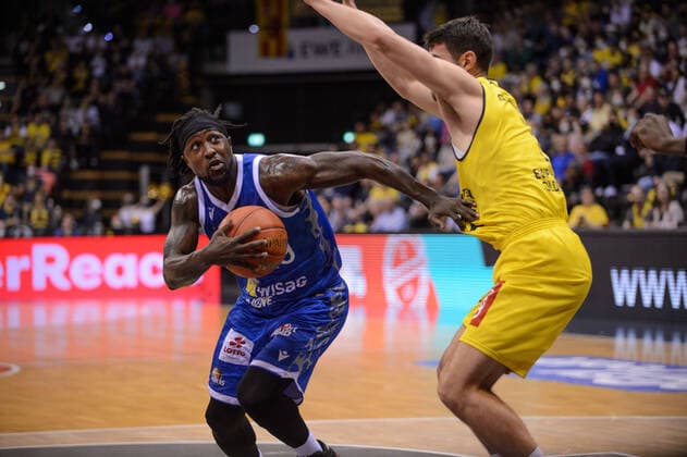 Will Cherry 29 Fraport Skyliners vs Sebastian Herrera 7 EWE Baskets Oldenburg during the game EWE Baskets Oldenburg vs Fraport Skyliners Frankfurt Basketball, BBL, season 2021 2022, 31 match day, 18 04 2022 Copyright xErikxHillmer EIBNERx EP EHR EWE Baskets Oldenburg vs Fraport Skyliners Frankfurt Basketball, BBL, season 2021 2022, 31 match day, 18 04 2022 Oldenburg Copyright: xErikxHillmer EIBNERx EP_EHR