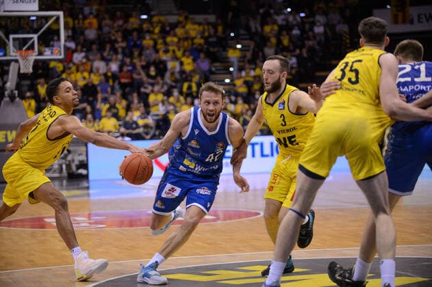 Marcel Ponitka 42 Fraport Skyliners vs Max Heidegger 3 EWE Baskets Oldenburg and TJ Holyfield 22 EWE Baskets Oldenburg during the game EWE Baskets Oldenburg vs Fraport Skyliners Frankfurt Basketball, BBL, season 2021 2022, 31 match day, 18 04 2022 Copyright xErikxHillmer EIBNERx EP EHR EWE Baskets Oldenburg vs Fraport Skyliners Frankfurt Basketball, BBL, season 2021 2022, 31 match day, 18 04 2022 Oldenburg Copyright: xErikxHillmer EIBNERx EP_EHR