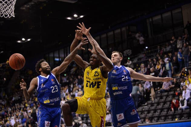 Rickey Paulding 23 EWE Baskets Oldenburg in duel with Quantez Robertson 23 Fraport Skyliners and Lorenz Brenneke 21 Fraport Skyliners during the game EWE Baskets Oldenburg vs Fraport Skyliners Frankfurt Basketball, BBL, 2021 2022 season, 31 match day, 18 04 2022 Copyright xErikxHillmer EIBNERx EP EHR EWE Baskets Oldenburg vs Fraport Skyliners Frankfurt Basketball, BBL, 2021 2022 season, 31 match day, 18 04 2022 Oldenburg. Copyright: xErikxHillmer EIBNERx EP_EHR