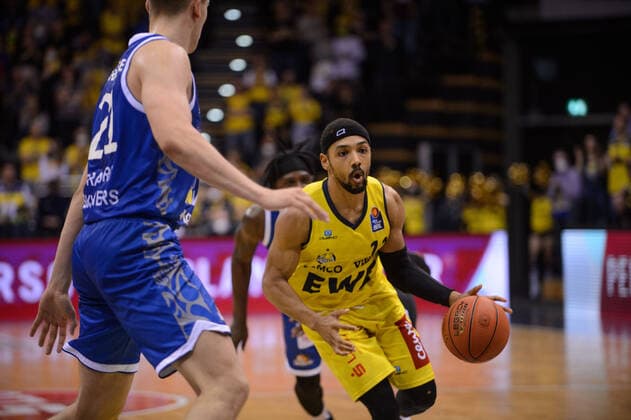 Phil Pressey 11 EWE Baskets Oldenburg vs Lorenz Brenneke 21 Fraport Skyliners during the game EWE Baskets Oldenburg vs Fraport Skyliners Frankfurt Basketball, BBL, 2021 2022 season, 31 match day, 18 04 2022 Copyright xErikxHillmer EIBNERx EP EHR EWE Baskets Oldenburg vs Fraport Skyliners Frankfurt Basketball, BBL, 2021 2022 season, 31 match day, 18 04 2022 Oldenburg Copyright: xErikxHillmer EIBNERx EP_EHR