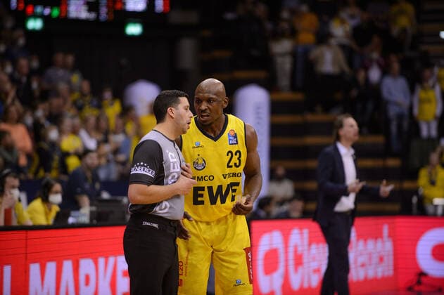 Rickey Paulding 23 EWE Baskets Oldenburg discusses with referee Dominik Bejaoui during the game EWE Baskets Oldenburg vs Fraport Skyliners Frankfurt Basketball, BBL, 2021 2022 season, 31 match day, 18 04 2022 Copyright xErikxHillmer EIBNERx EP EHR EWE Baskets Oldenburg vs Fraport Skyliners Frankfurt Basketball, BBL, 2021 2022 season, 31 match day, 18 04 2022 Oldenburg Copyright: xErikxHillmer EIBNERx EP_EHR