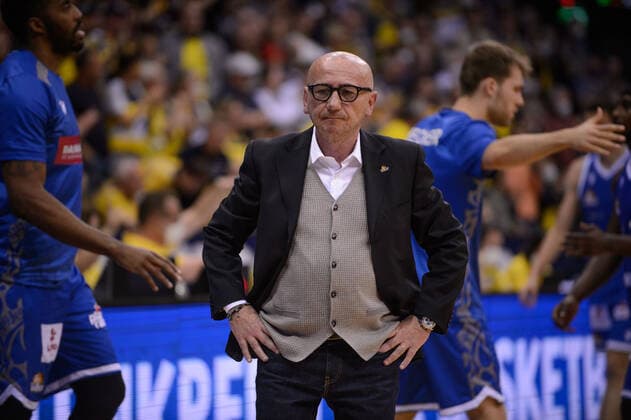 Luca Dalmonte coach Fraport Skyliners during the game EWE Baskets Oldenburg vs Fraport Skyliners Frankfurt Basketball, BBL, season 2021 2022, 31 match day, 18 04 2022 Copyright xErikxHillmer EIBNERx EP EHR EWE Baskets Oldenburg vs Fraport Skyliners Frankfurt Basketball, BBL, season 2021 2022, 31 match day, 18 04 2022 Oldenburg Copyright: xErikxHillmer EIBNERx EP_EHR