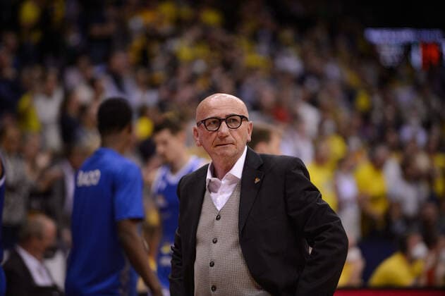 Luca Dalmonte coach Fraport Skyliners during the game EWE Baskets Oldenburg vs Fraport Skyliners Frankfurt Basketball, BBL, season 2021 2022, 31 match day, 18 04 2022 Copyright xErikxHillmer EIBNERx EP EHR EWE Baskets Oldenburg vs Fraport Skyliners Frankfurt Basketball, BBL, season 2021 2022, 31 match day, 18 04 2022 Oldenburg Copyright: xErikxHillmer EIBNERx EP_EHR