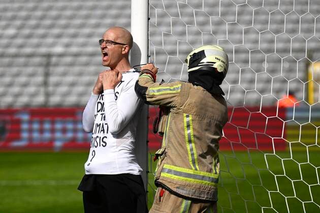 Sport Themen der Woche KW16 Sport Bilder des Tages BRUSSELS, BELGIUM - APRIL 18 : Climate activist in action during the Croky Cup final match between KAA Gent and RSC Anderlecht in the King Baudouin Stadium on April 18, 2022 in Brussels, Belgium, 18 04 2022 ( KAA Gent v RSC Anderlecht - Croky Cup final 2022 PhotoNews Panoramic 